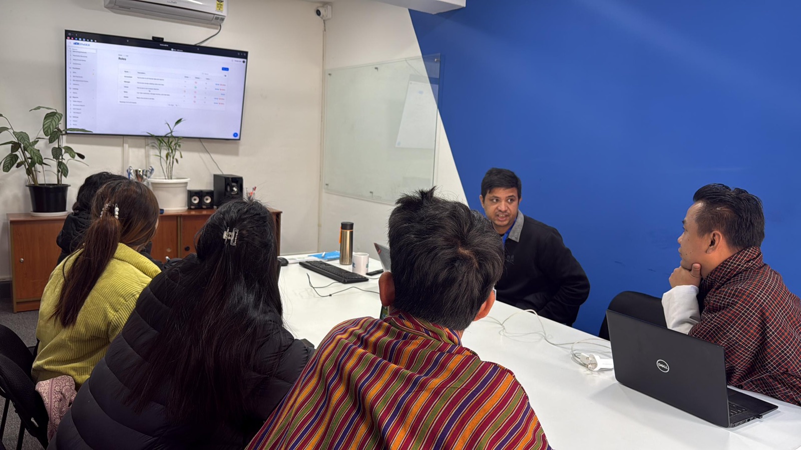 Netvision InfoComm staff in a hands-on aBit Invoice training session.